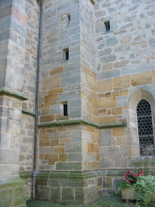 Walpurgiskirche,
 Baunaht zwischen Treppenturm und Chor