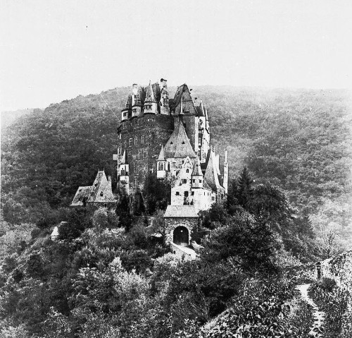 Bild [1]: Ansicht der Burg Eltz vom Elztal