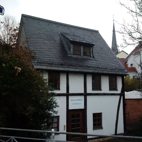 Haus mit Satteldach mit Frankfurt